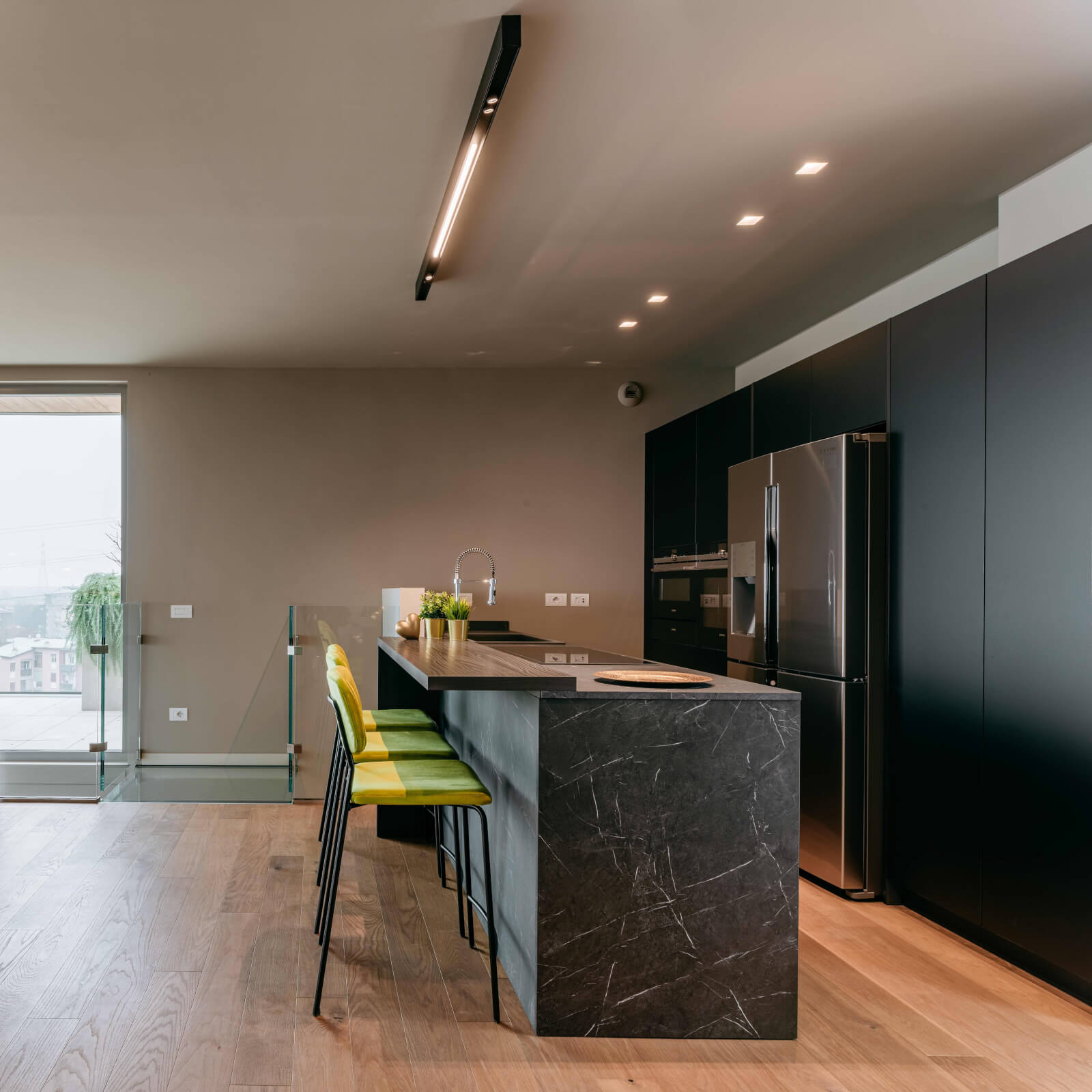 Una cucina della Residenza De Gasperi a Brugherio by Ge Homes